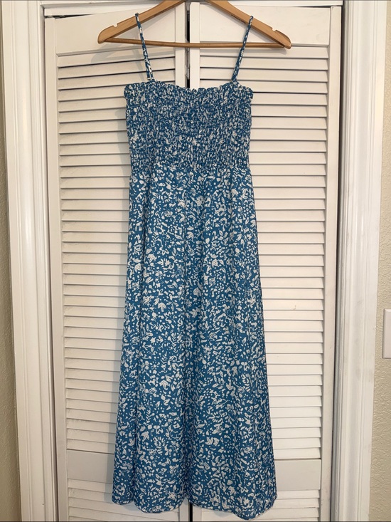 RESA Dresses & Skirts - RESA 💙🤍💙 Blue & White Floral Ashley Midi Smocked Dress - XS